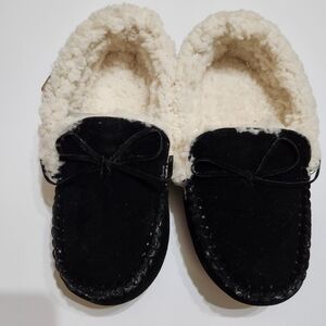 NWT Muk Luks Slippers Size 7